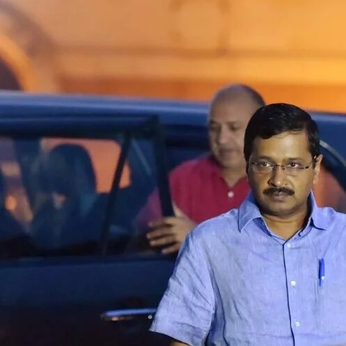 20 विधायकों के अयोग्य घोषित होते ही इन 6 संकटों में घिरी केजरीवाल सरकार
