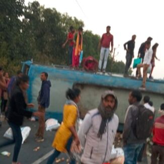 तेज रफ्तार बस बेकाबू होकर पलटी, कई की हालत गंभीर