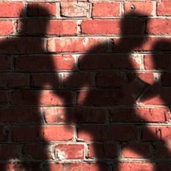 वाराणसी में नशे में धुत सिपाही ने दुकानदार पर डाला खौलता तेल