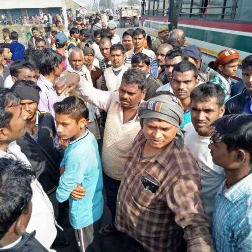 मासूम के अपहरण पर भड़का जनाक्रोश, भीड़ ने सड़क जाम कर की आगजनी