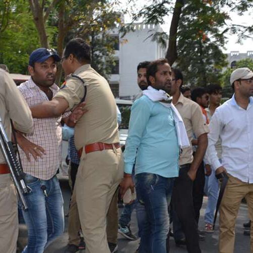 AMU में कल के बवाल के बाद आज भी माहौल तनावपूर्ण, जगह-जगह पर पुलिस की निगरानी