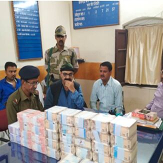 जीआरपी ने रेलवे स्टेशन से पकड़े 6 लाख 40 हजार जीआरपी ने रेलवे स्टेशन से पकड़े 6 लाख 40 हजार