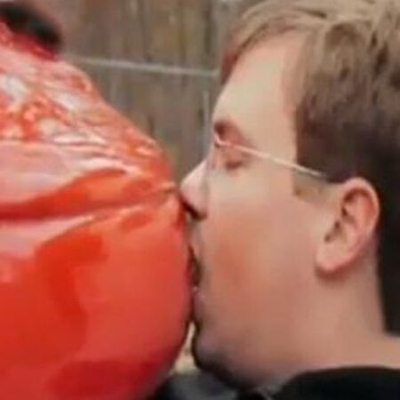 इस आदमी ने की अपनी कार से शादी, बनाता है उसके साथ संबंध