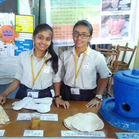 इन पैडगर्ल्स ने केले के छिलके से बनाया सैनिटरी पैड