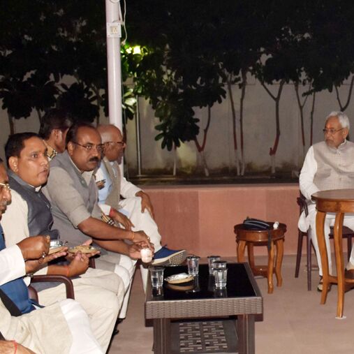 छठ महापर्व पर CM नीतीश के घर उल्लास, लालू-राबड़ी आवास पर पसरा सन्नाटा