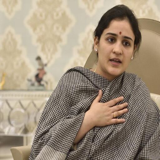 बचते रहे अखिलेश, असम मुद्दे पर मुलायम की छोटी बहू ने दे डाली ममता बनर्जी को सलाह