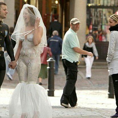 यहाँ पर दूल्हा, दूल्हन ने बिना कपड़ों के रचाई शादी, तस्वीरें देखकर रह जाएंगे हैरान