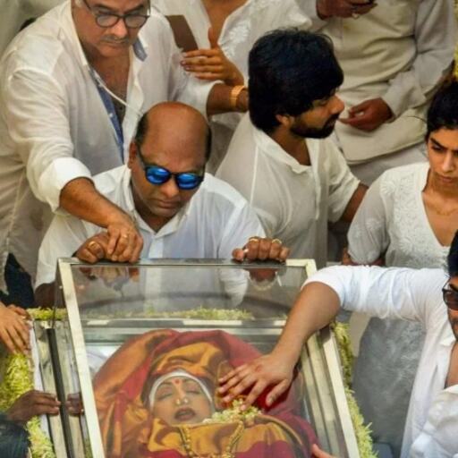 अलविदा: अनंत की चांदनी में लीन हुई श्रीदेवी, पति बोनी कपूर ने दी पार्थिव शरीर को मुखाग्नि