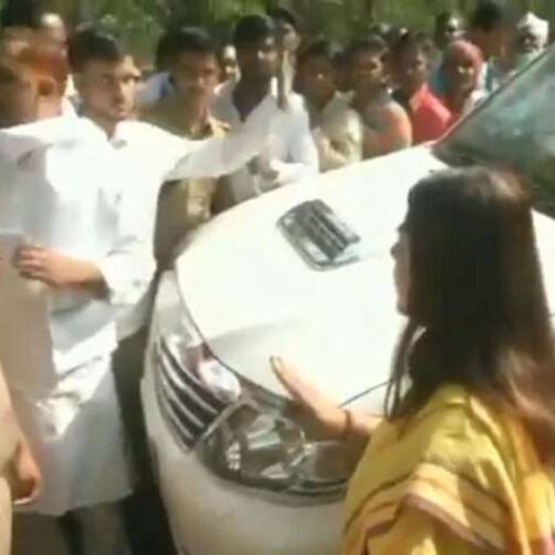 सुल्तानपुर में मेनका और चंद्रभद्र सिंह में बहस, मेनका ने कहा- दबंगई नहीं चलेगी सुल्तानपुर में मेनका और चंद्रभद्र सिंह में बहस, मेनका ने कहा- दबंगई नहीं चलेगी