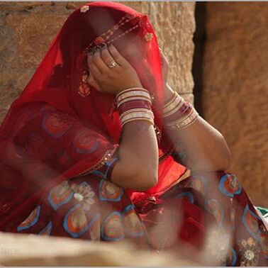 शर्मनाक: यहां 5 लोग मिलकर उतारते हैं लड़की के कपड़े, फिर हाेता है ये सब