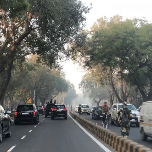 दिल्ली की सड़कों पर बिना किसी ताम-झाम के निकला पीएम मोदी का काफिला
