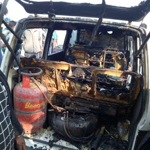 #बड़ा हादसा: भदोही में स्कूल वैन में लगी आग, 15 बच्चे झुलसे, 8 की हालत गंभीर