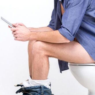 टॉयलेट में घंटों तक बैठकर घंटों मोबाइल पर गेम खेलना पड़ा भारी, बाहर आ गया शरीर का ये अंग । डॉक्टर्स के भी उड़े होश