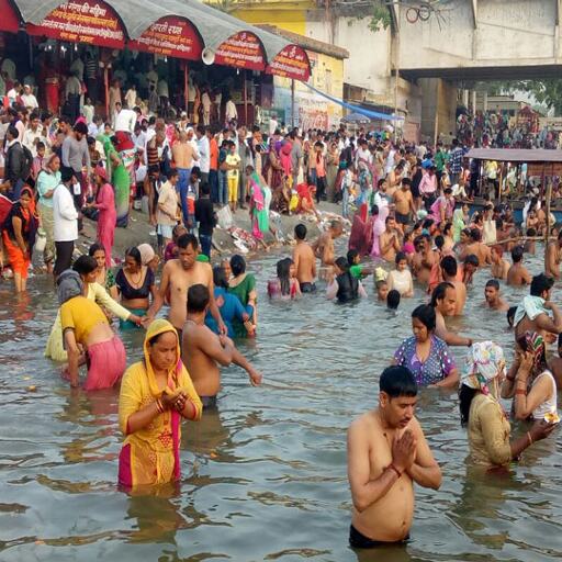 आज अमरोहा में सोमवती अमावस्या पर गंगा घाट पर उमड़े श्रद्धालु