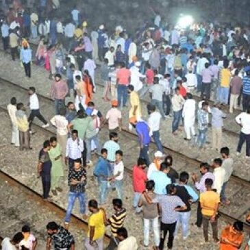 खून के छींटों से दामन बचाने में जुटा रेलवे, ट्रैक पर खड़े लोगों को बताया घुसपैठिया