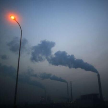 गुजरात में कभी भी ठप्प हो सकती है बिजली और रेलवे सुविधाएं