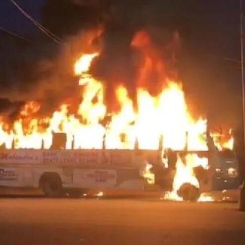 बड़ा हादसा: लखनऊ में चलती बस में अचानक लगी आग, खिड़की से कूदे यात्री, 25 घायल बड़ा हादसा: लखनऊ में चलती बस में अचानक लगी आग, खिड़की से कूदे यात्री, 25 घायल