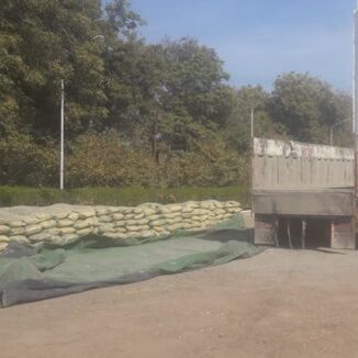 सीमेंट का ट्रक रोका तो 100 बोरियों में भरा मिला नशीला पदार्थ