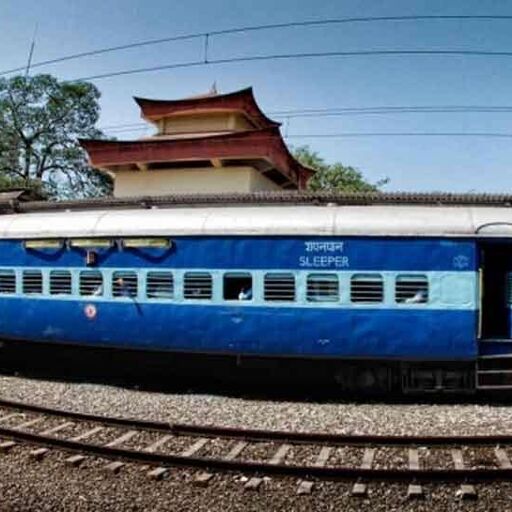 बिना इंजन 50 की रफ्तार से दौड़ी 21 बोगियों वाली ट्रेन, यात्री बेहाल