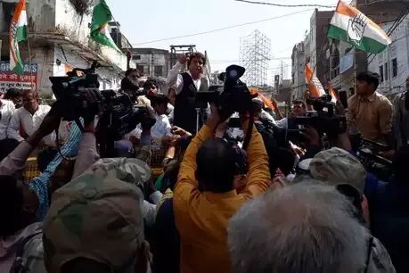 लखनऊ: सीबीआई ऑफिस के बाहर प्रदर्शन कर रहे कांग्रसियों की पुलिस से भिड़ंत, लाठीचार्ज लखनऊ: सीबीआई ऑफिस के बाहर प्रदर्शन कर रहे कांग्रसियों की पुलिस से भिड़ंत, लाठीचार्ज