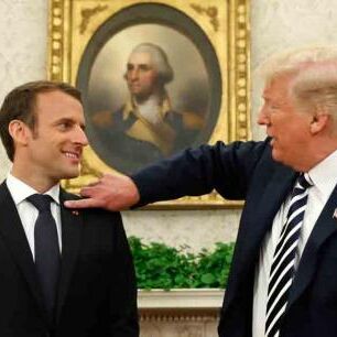 फ्रांस के राष्ट्रपति इमैनुएल मैक्रो के सूट से डैंड्रफ साफ करते नज़र आए ट्रंप