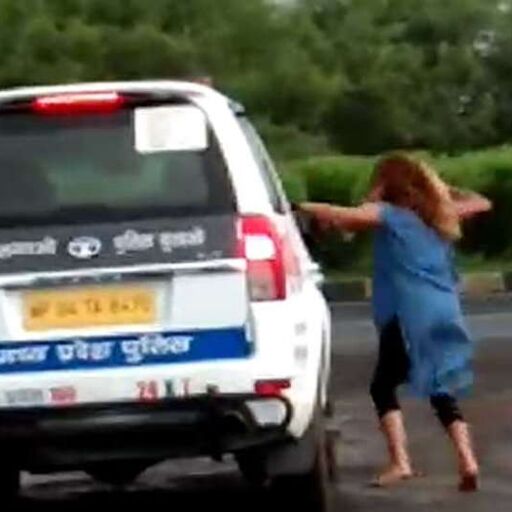 सीहोर, नशे में धुत युवतियों ने सड़क पर किया जमकर हंगामा