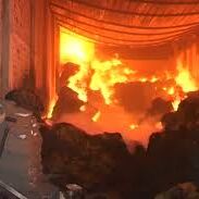 मोबाइल के तीन गोदामों में लगी भीषण आग, करोड़ों का नुकसान मोबाइल के तीन गोदामों में लगी भीषण आग, करोड़ों का नुकसान