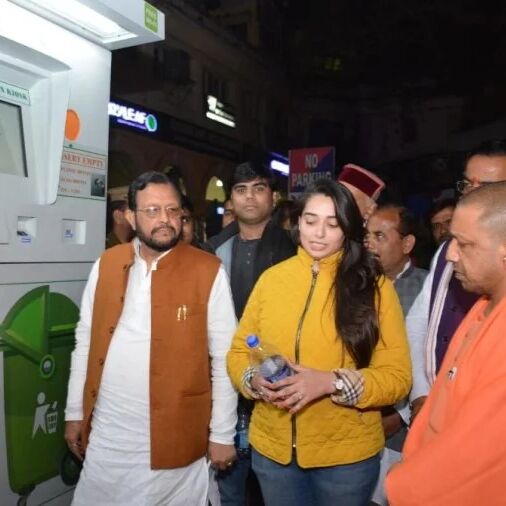कूड़ा डालने पर पैसे उगलेगी मशीन, रात को इसे देखने हजरतगंज पहुंचे सीएम योगी