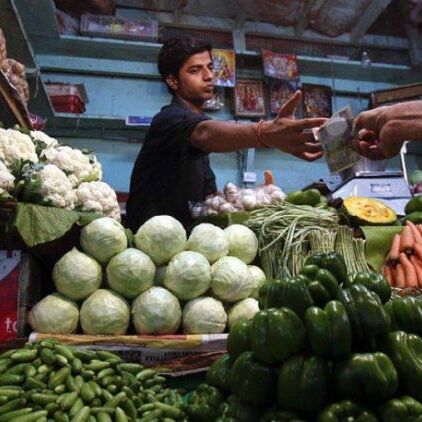 आम आदमी को दोहरा झटका, पेट्रोल-डीजल के बाद महंगाई भी बढ़ी, खाने-पीने की चीजें महंगी