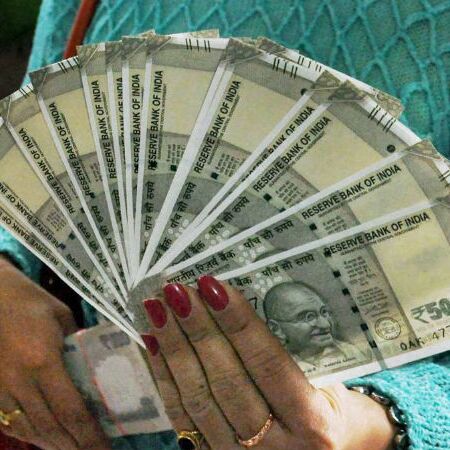 नौकरीपेशा लोगों के लिए बड़ी खुशखबरी, जल्द बढ़ सकती है आपकी इनहैंड सैलरी