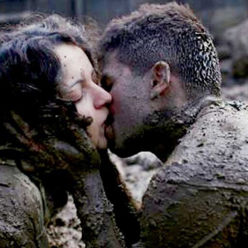 कंगना रनौत को कीचड़ में KISS करने पर शाहिद कपूर ने दिया कुछ ऐसा रिएक्शन कंगना रनौत को कीचड़ में KISS करने पर शाहिद कपूर ने दिया कुछ ऐसा रिएक्शन