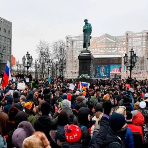 रूस में राष्ट्रपति चुनाव के खिलाफ नेवलनी के समर्थक स्ट्रीट लैंप पर चढ़े