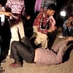 नशे में धुत ऐसा किया नागिन डांस, होश आया तो खुदको पाया इनके बीच