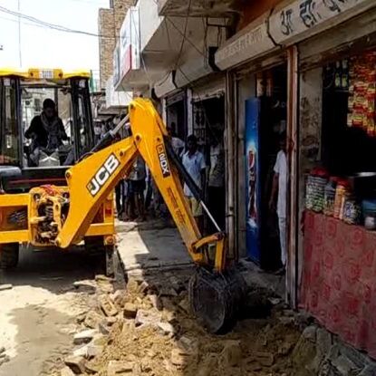 प्रेमनगर बाजार में फिर होने लगा अतिक्रमण, फुटपाथ पर सजने लगी दुकानें प्रेमनगर बाजार में फिर होने लगा अतिक्रमण, फुटपाथ पर सजने लगी दुकानें