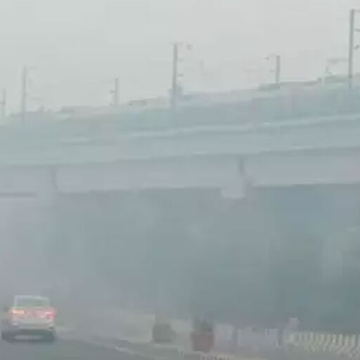 उत्तर भारत में सर्दी का सितम, कश्मीर में बर्फबारी के बाद रूकी हवाई,