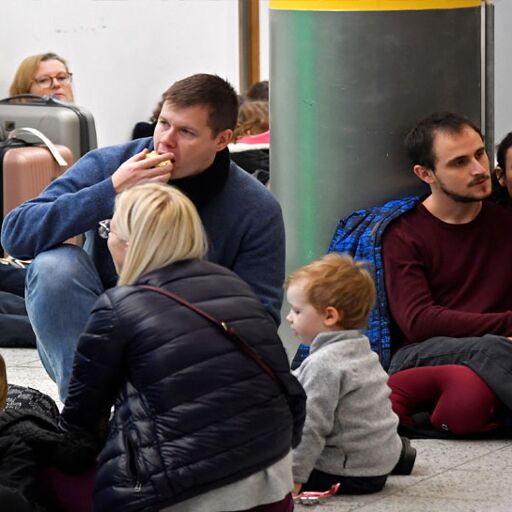 2 लोगों की वजह से परेशान हुआ एयरपोर्ट प्रशासन, हजारों लोगों को छोड़नी पड़ी फ्लाइट