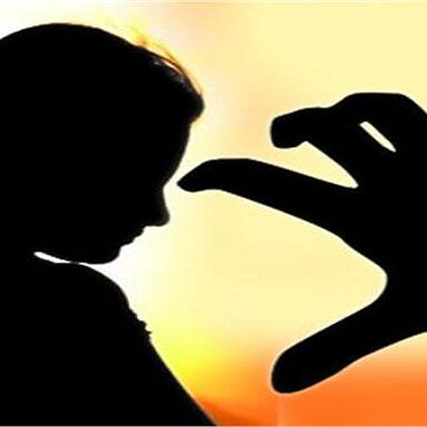 विक्रम में बैठे युवकों ने की महिला से छेड़छाड़, चालक ने नहीं रोका वाहन, इज्जत बचाने को महिला कूदी