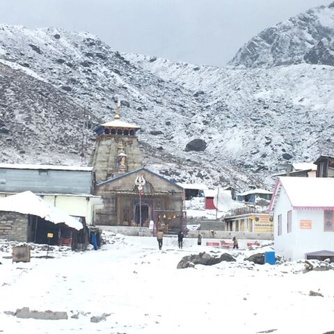 बदरीनाथ और केदारनाथ में बर्फबारी, मैदानों में लुढ़का पारा