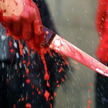 क्रिकेट खेल रहे 16 साल के लड़के को दोस्तों ने खूब पीटा और फिर चाकू मारकर कर दी हत्या