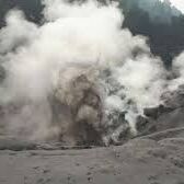 लगातार धधक रहा है ज्‍वालामुखी, सुनामी का खतरा बरकरार,