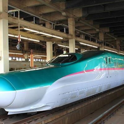 यहां रुकी देश की पहली हाई स्पीड ट्रेन-18 तो देखते रह गए लोग