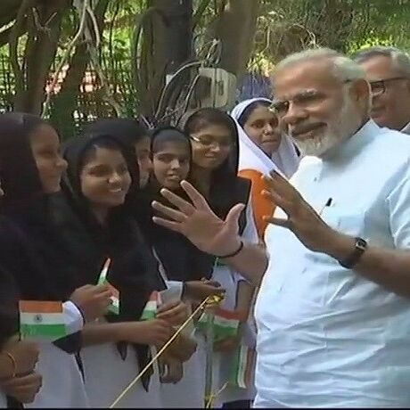 ओखी तूफान से जूझ रहे लक्षद्वीप का दौरा करने पहुंचे PM, पीड़ितों से की मुलाकात