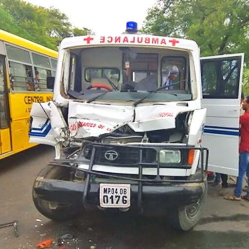 देवास के पास एंबुलेंस और कंटेनर की टक्कर, 9 घायल