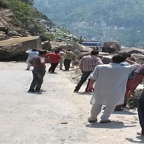 चारधाम यात्रा 2018: बदरीनाथ हाईवे पर गिरा पहाड़, यात्रा रुकी, दोनों ओर यात्री फंसे