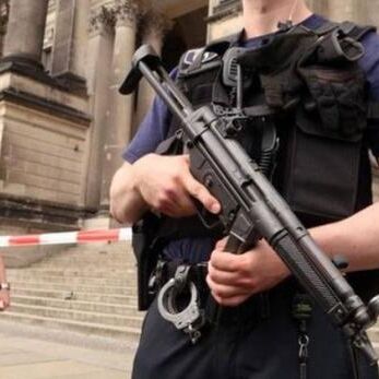 बर्लिन में पुलिस ने चाकूधारी व्यक्ति को मारी गोली