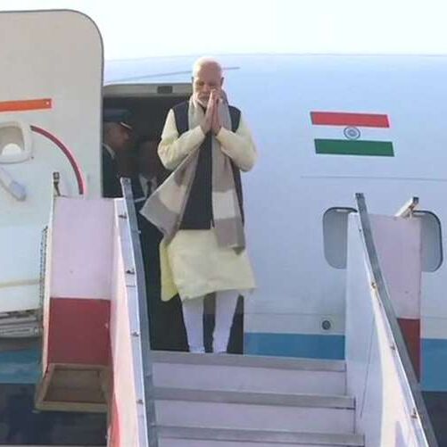 लखनऊ में राज्यपाल राम नाईक व सीएम योगी आदित्यनाथ ने की पीएम मोदी की अगवानी