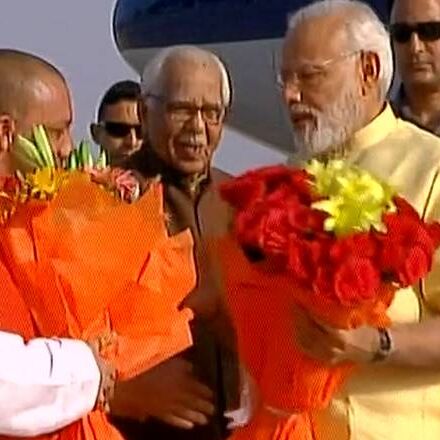लखनऊ एयरपोर्ट पर पीएम मोदी का सीएम योगी ने किया स्वागत, दोनों साथ में पहुंचे मगहर