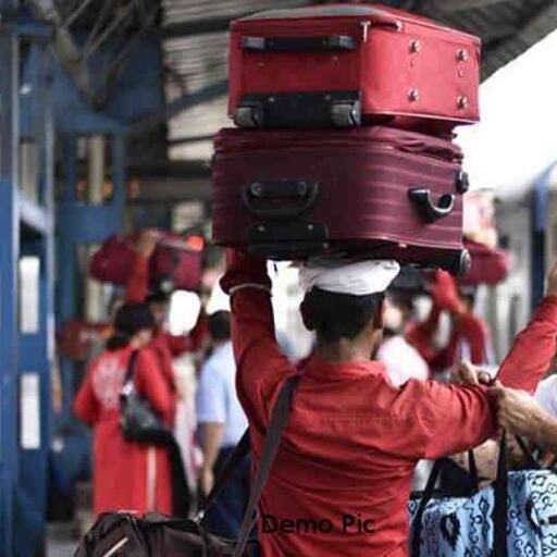 कुली का कमाल स्‍टेशन के फ्री वाई फाई की मदद से पास की सिविल सर्विस की परीक्षा