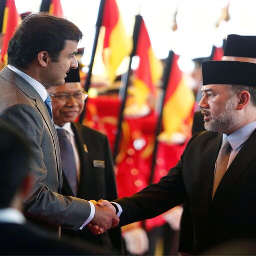 रूस की ब्‍यूटी क्‍वीन से की शादी, विरोध होने पर मलेशिया के शहंशाह ने तख्‍तोताज छोड़ा