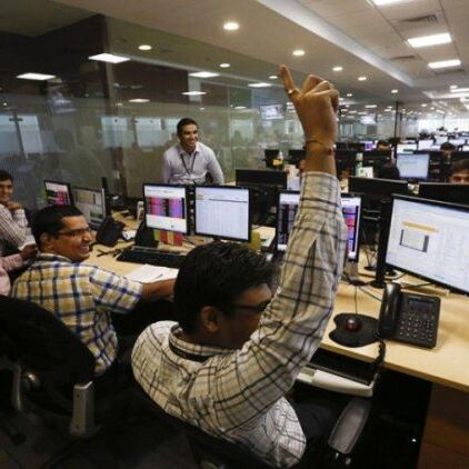 ऑलटाइम हाई पर पहुंचा सेंसेक्स, 66 डॉलर के पार हुआ कच्चा तेल का दाम